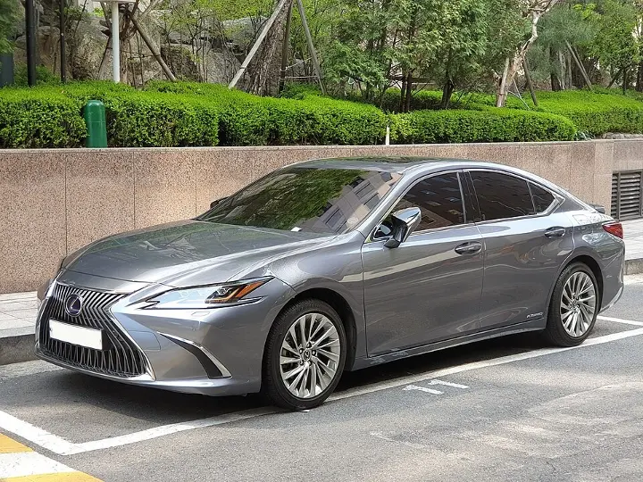 Lexus ES — fotografía real de referencia 2