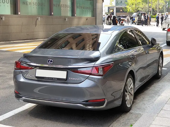 Lexus ES — fotografía real de referencia 5