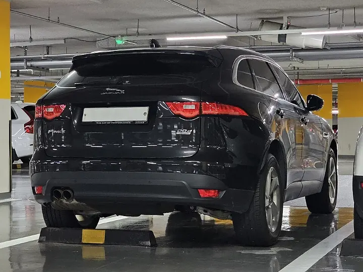 Jaguar F-Pace — fotografía real de referencia 4