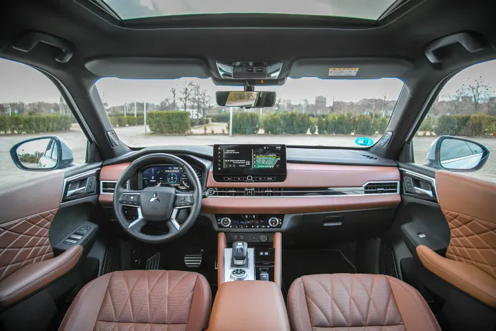 Mitsubishi Outlander — fotografía real de referencia 7