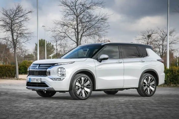 Mitsubishi Outlander — fotografía real de referencia 3