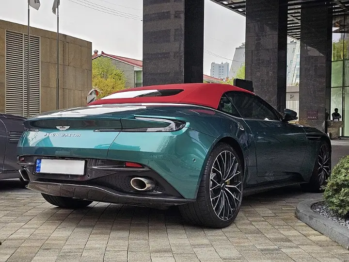 Aston Martin DB11 — fotografía real de referencia 6
