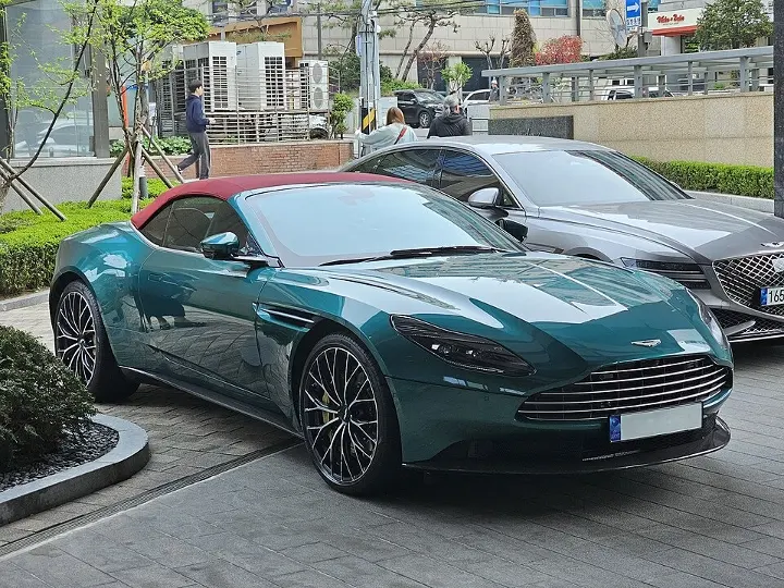 Aston Martin DB11 — fotografía real de referencia 2