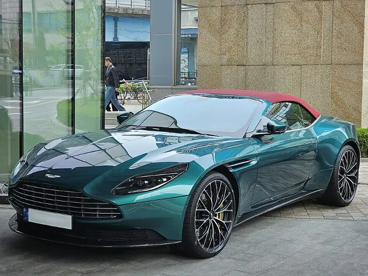 Aston Martin DB11 — fotografía real de referencia 1