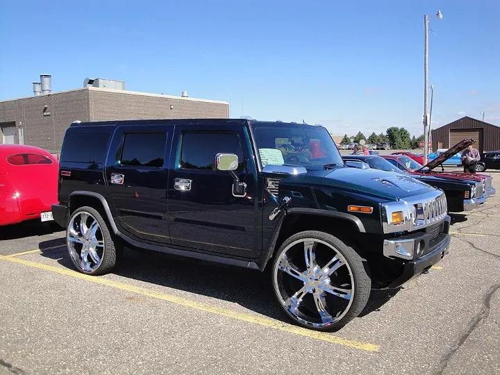 Hummer H2 — fotografía real de referencia 2