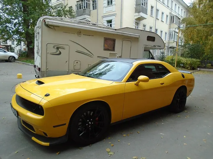 Dodge Challenger — fotografía real de referencia 2