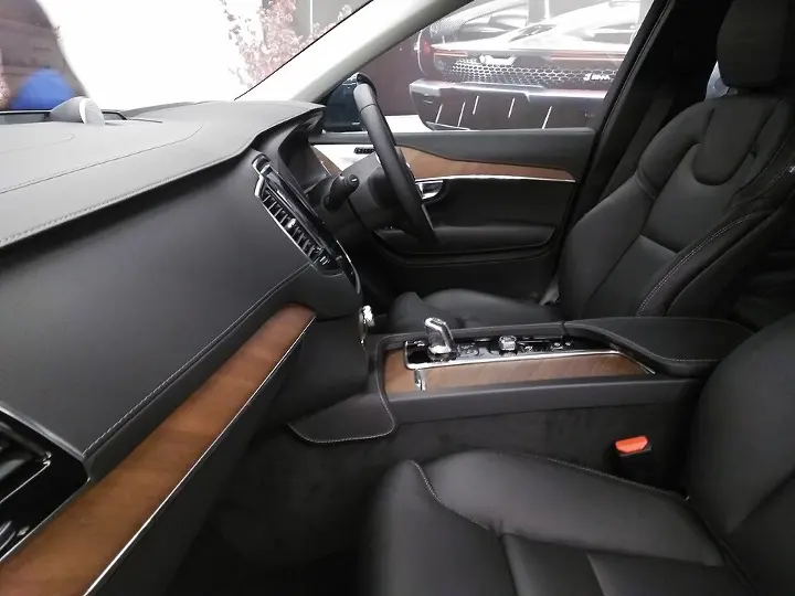 Volvo XC90 — fotografía real de referencia 5