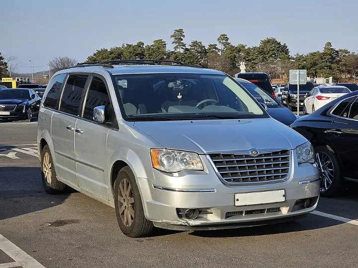Chrysler Voyager — fotografía real de referencia 6