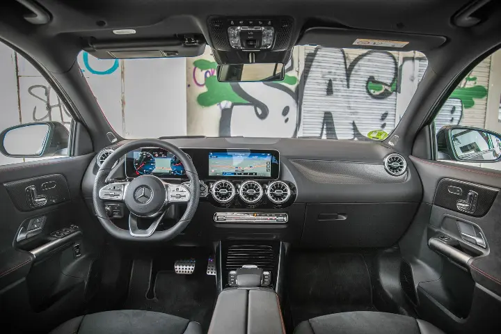 Mercedes-Benz GLA — habitáculo y tablero; fotografía real de referencia