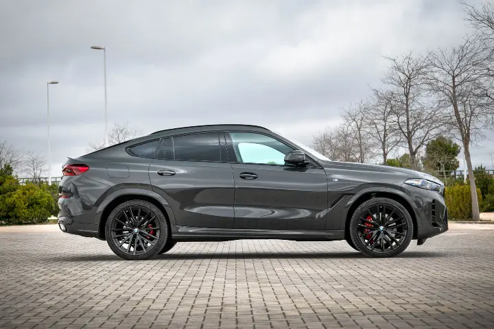 BMW X6 xDrive30d 2023 — fotografía real de la misma unidad de referencia