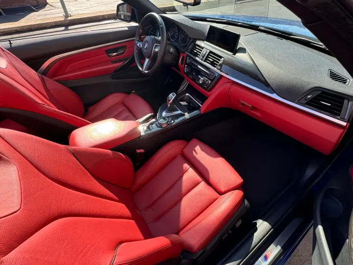 BMW 428i Cabrio M Sport 2015 — Interior Coral Red visto desde el acompañante